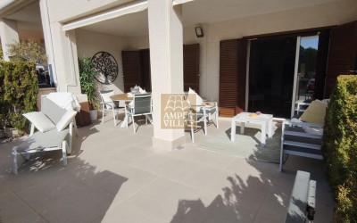 Precioso apartamento de planta baja con terraza grande.